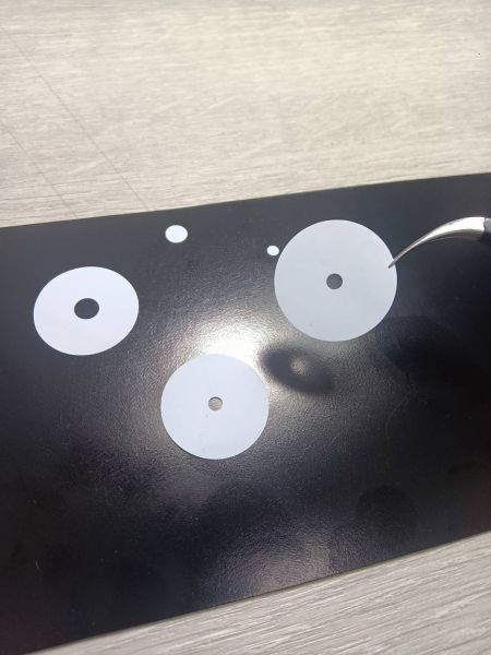 Laser DUV micro-taglio e micro-foratura di film sottili